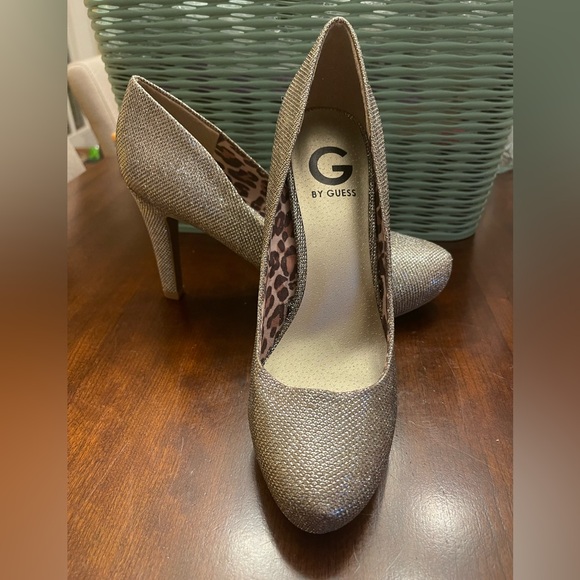 NWOT G by Guess Round Toe Gold Glitter Platform Pump Heel Shoes - Picture 4 of 8